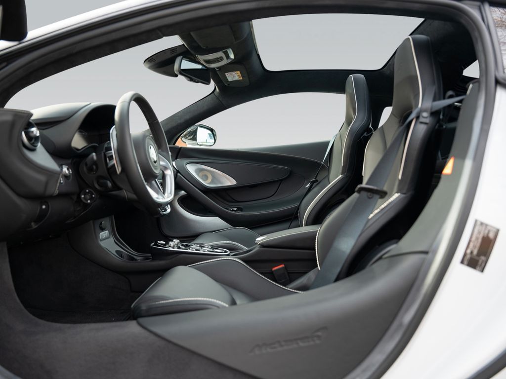 McLaren GT 2025