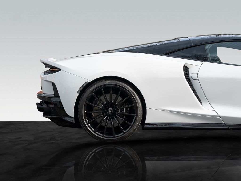 McLaren GT 2025
