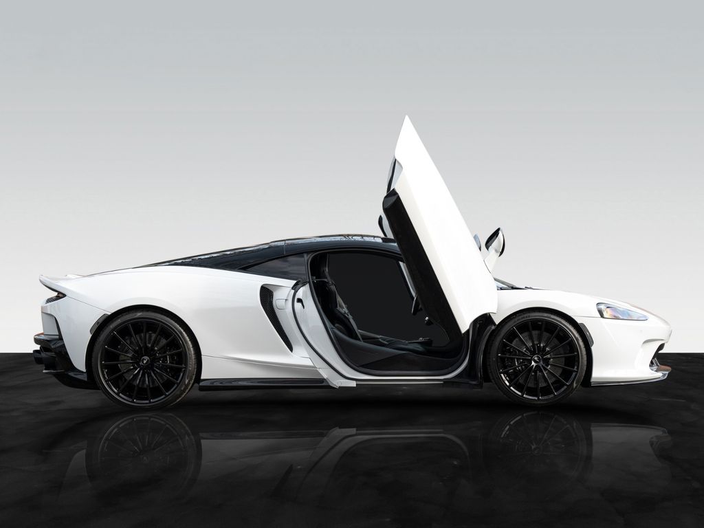 McLaren GT 2025