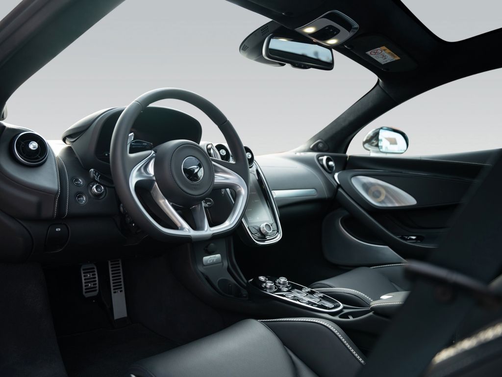 McLaren GT 2025