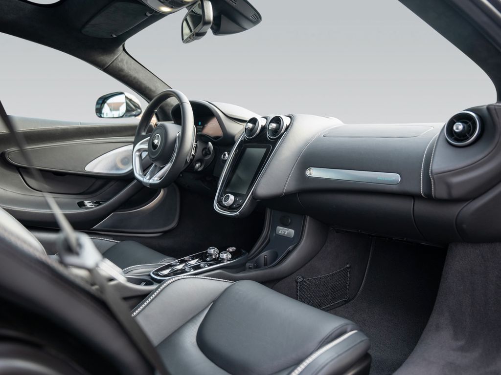 McLaren GT 2025