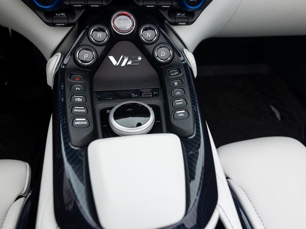 Aston Martin V12 Vantage 2023