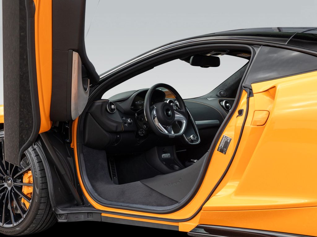 McLaren GT 2025