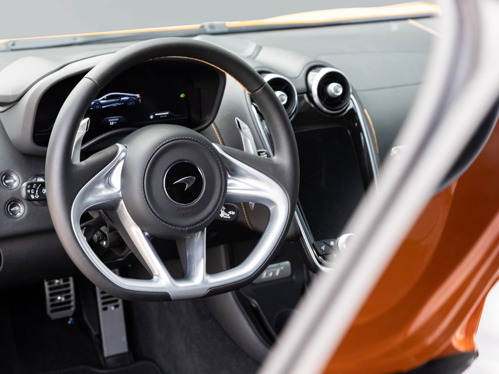 McLaren GT 2025