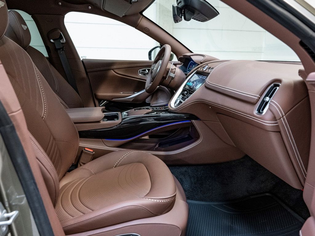 Aston Martin DBX 2024