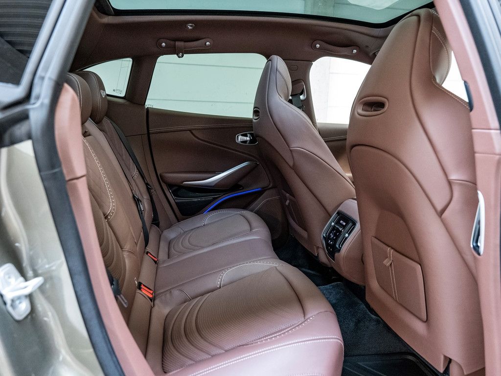 Aston Martin DBX 2024