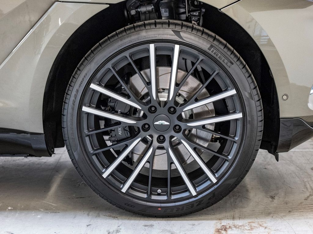 Aston Martin DBX 2024