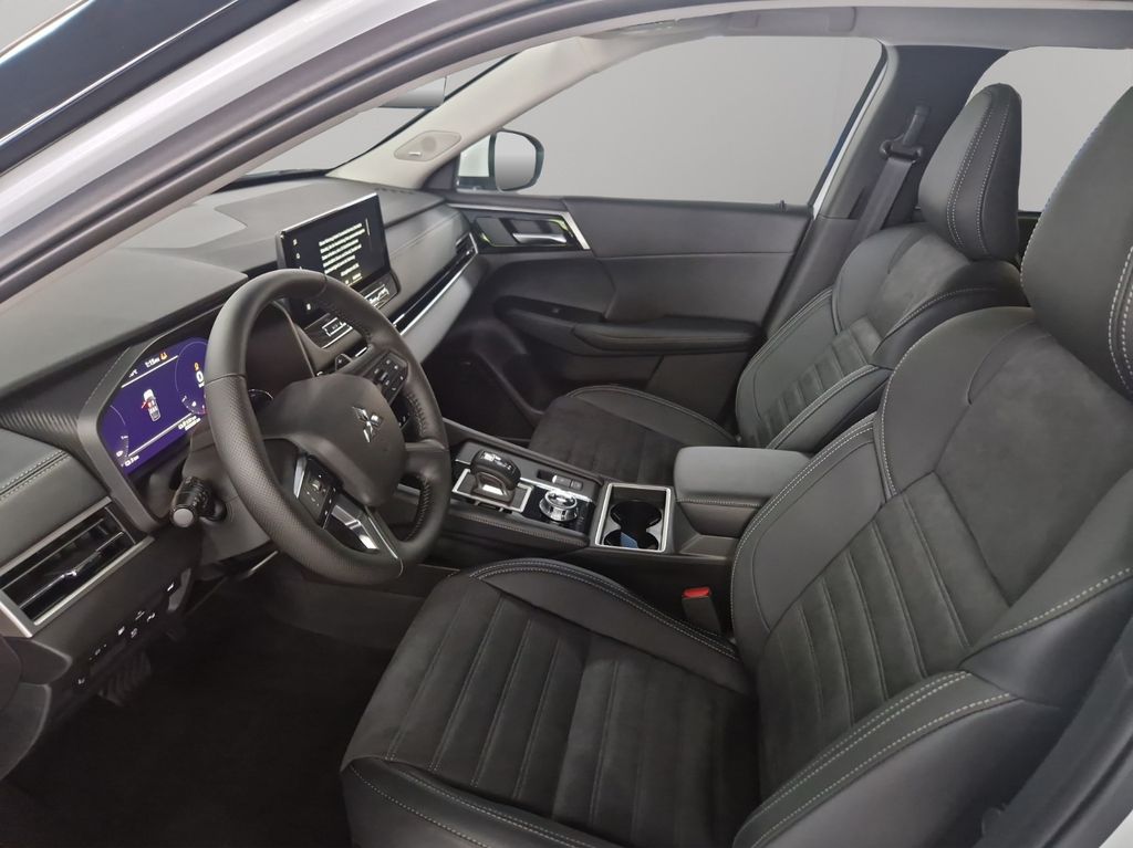 Mitsubishi Plug-in Hybrid Outlander 2025