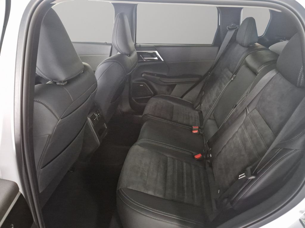 Mitsubishi Plug-in Hybrid Outlander 2025