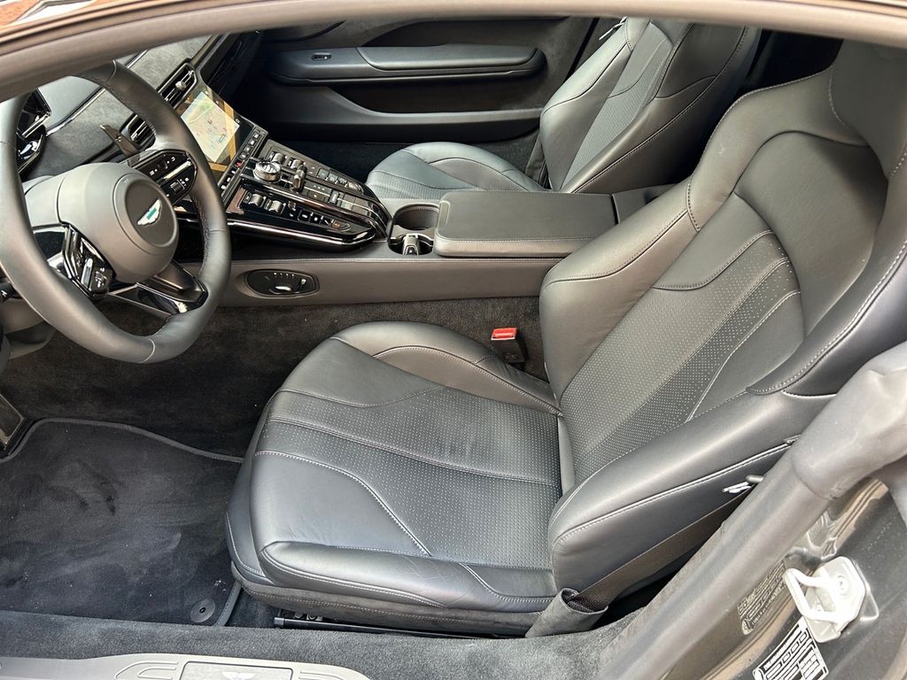 Aston Martin V8 Vantage 2024