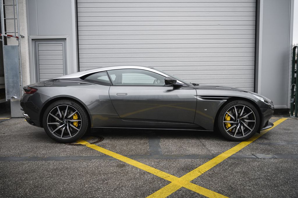 Aston Martin DB11 2017