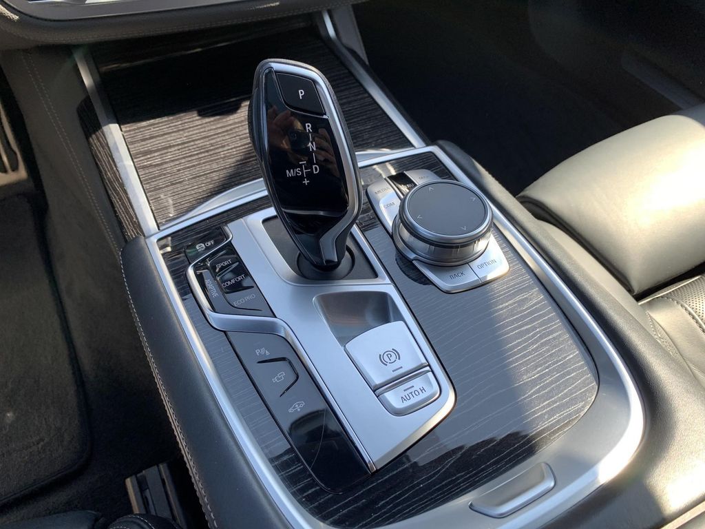 BMW 750 2019