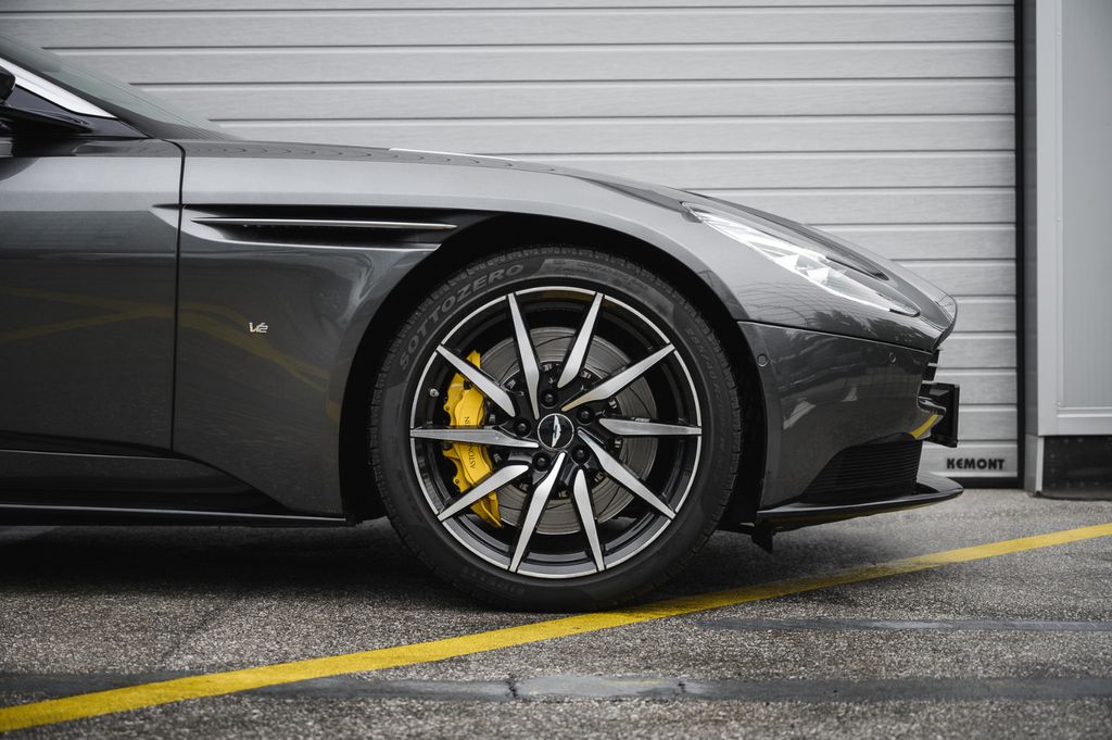 Aston Martin DB11 2017