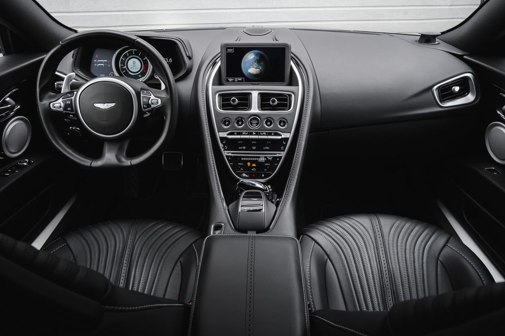 Aston Martin DB11 2017