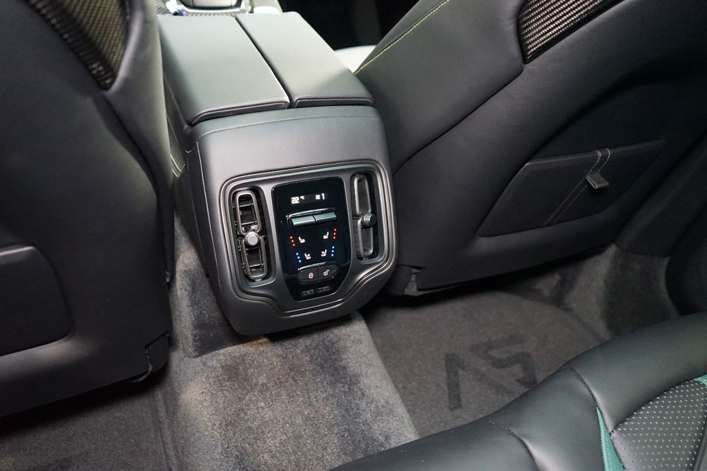 Aston Martin DBX 2024