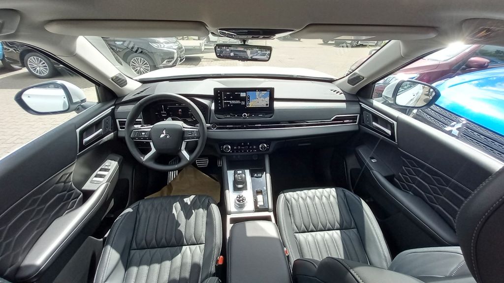 Mitsubishi Plug-in Hybrid Outlander 2025