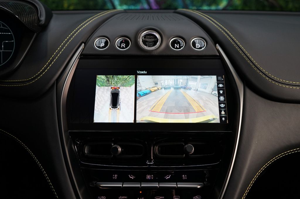 Aston Martin DBX 2024