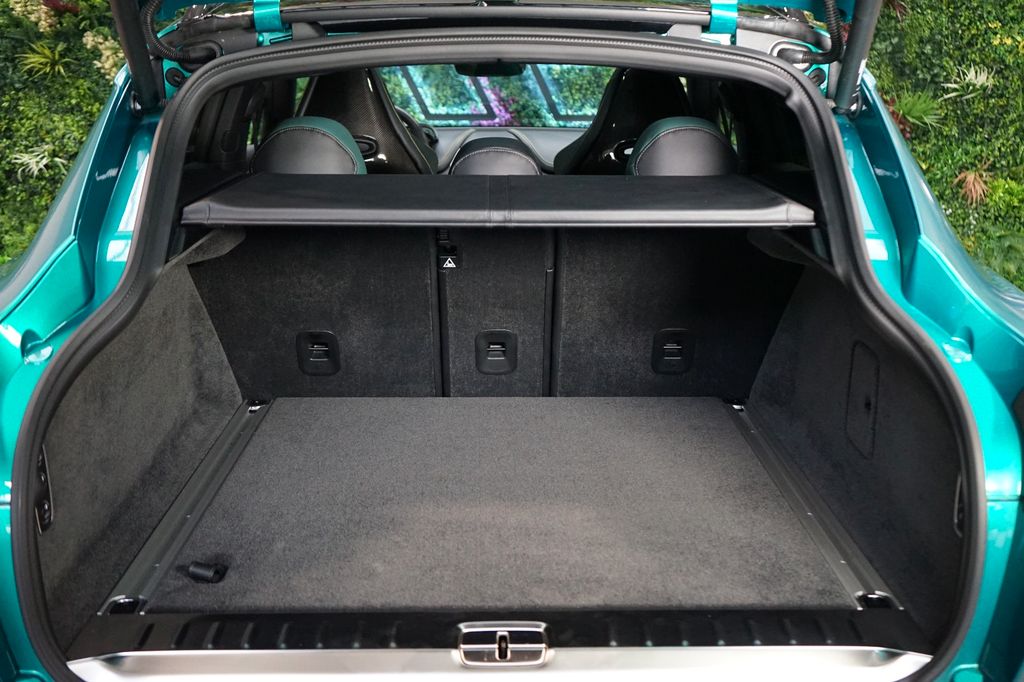 Aston Martin DBX 2024