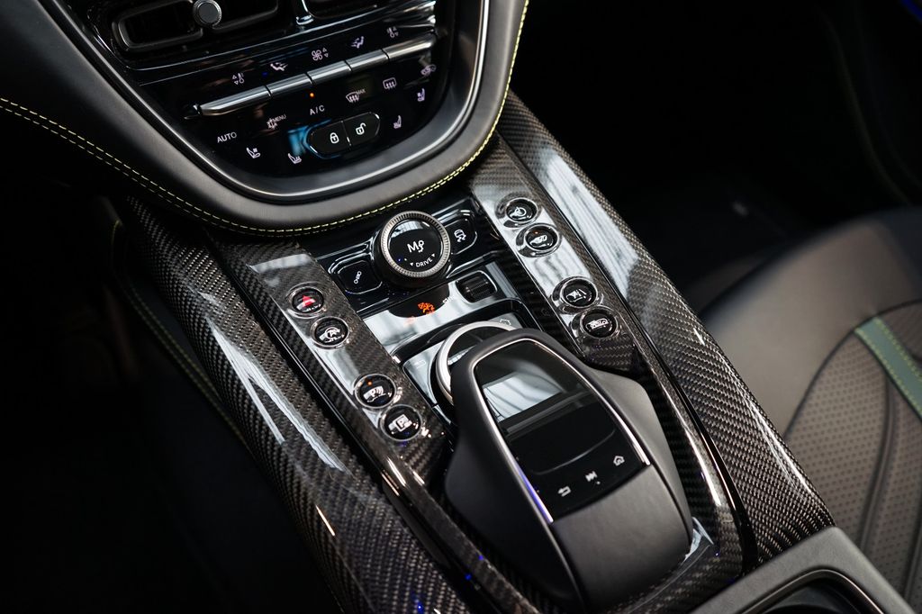 Aston Martin DBX 2024