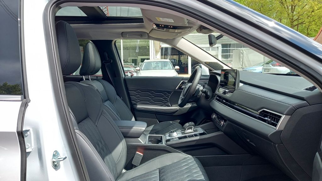 Mitsubishi Plug-in Hybrid Outlander 2025