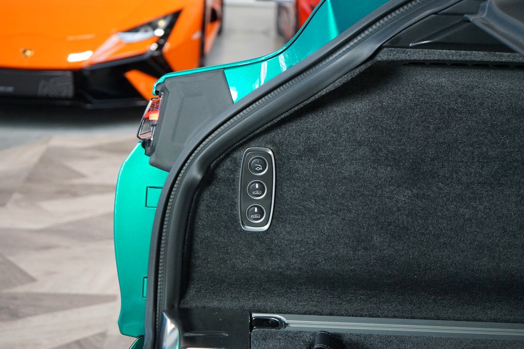 Aston Martin DBX 2024