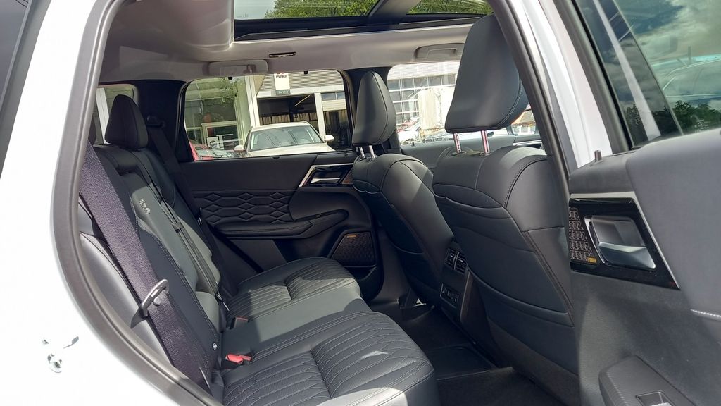 Mitsubishi Plug-in Hybrid Outlander 2025