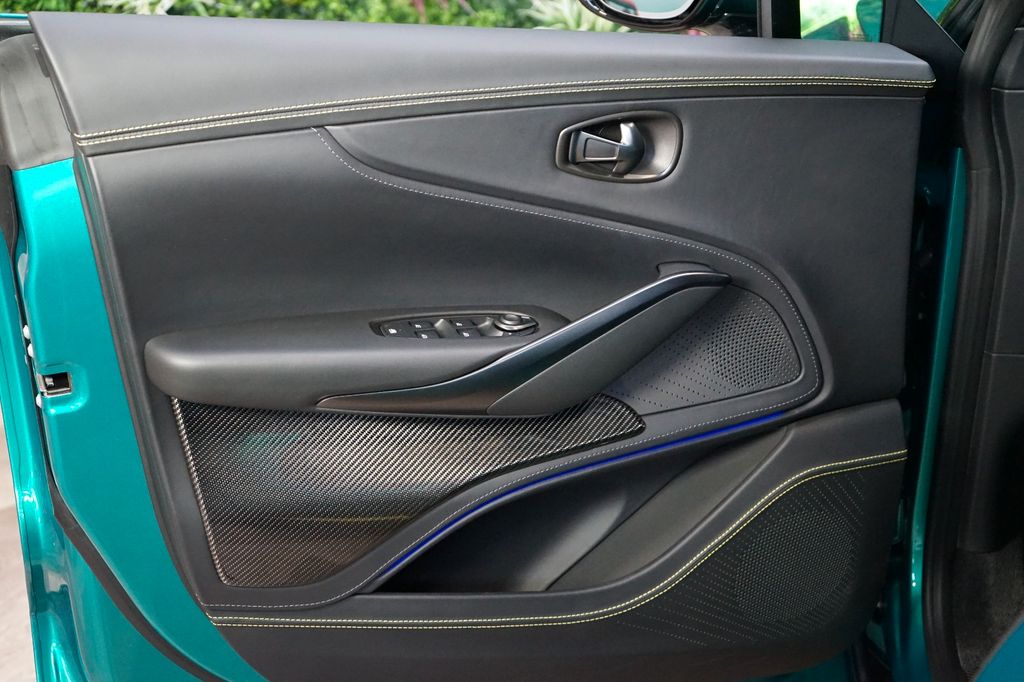 Aston Martin DBX 2024