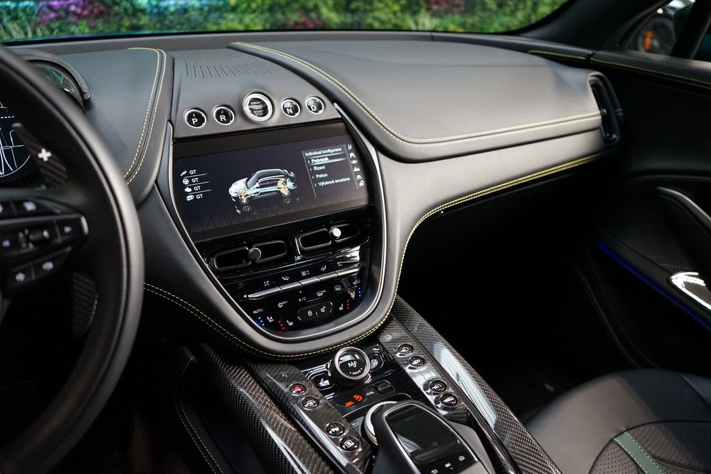 Aston Martin DBX 2024