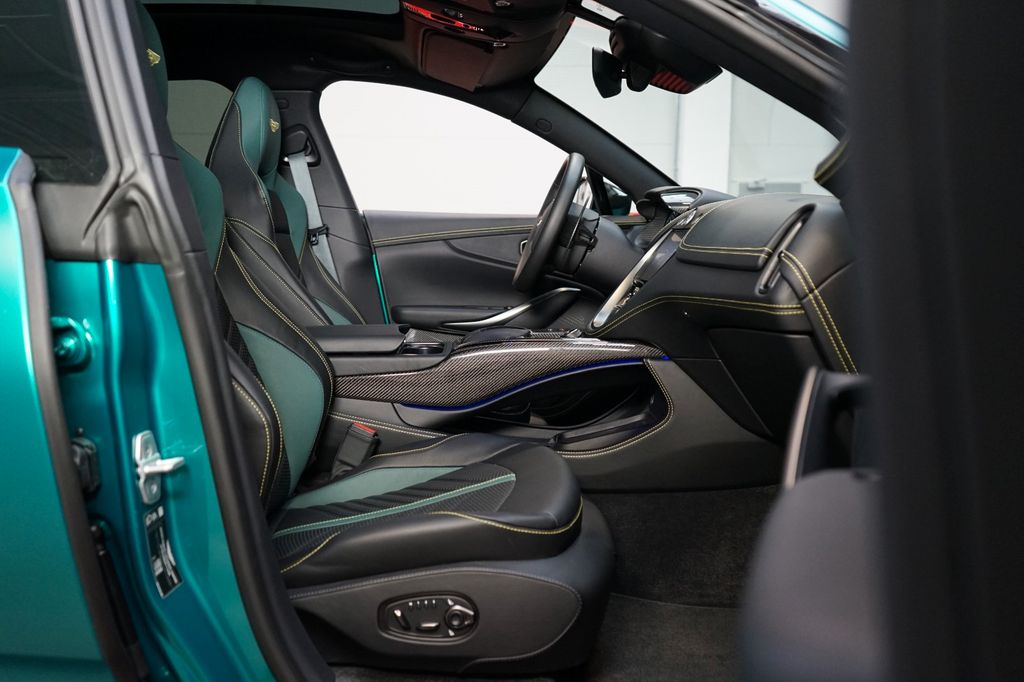 Aston Martin DBX 2024