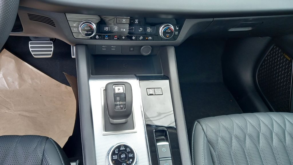 Mitsubishi Plug-in Hybrid Outlander 2025