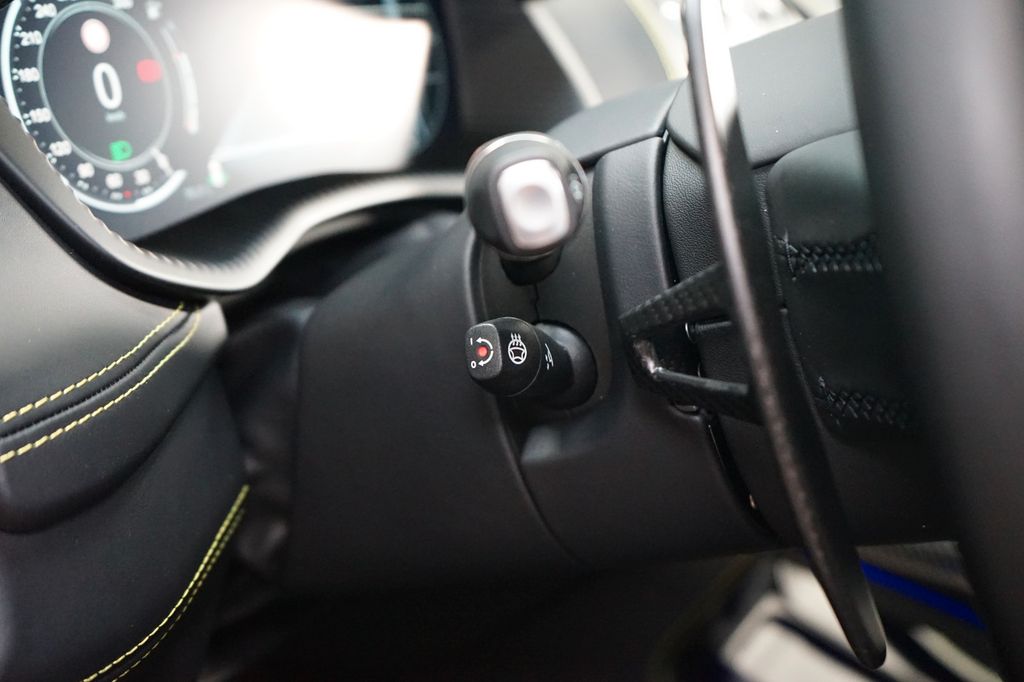 Aston Martin DBX 2024