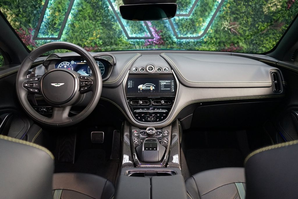 Aston Martin DBX 2024