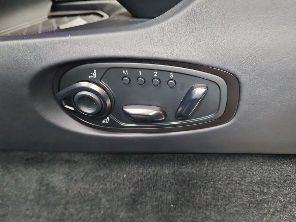 Aston Martin DB12 2024