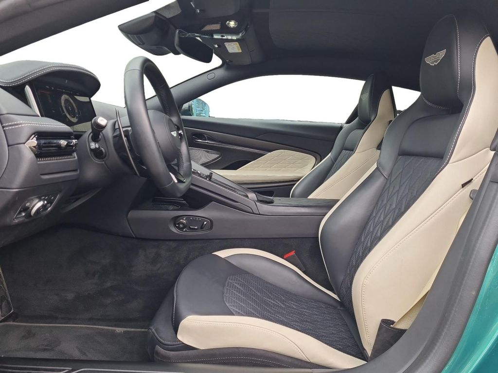 Aston Martin DB12 2024