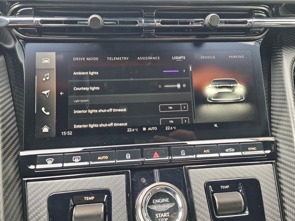 Aston Martin DB12 2024