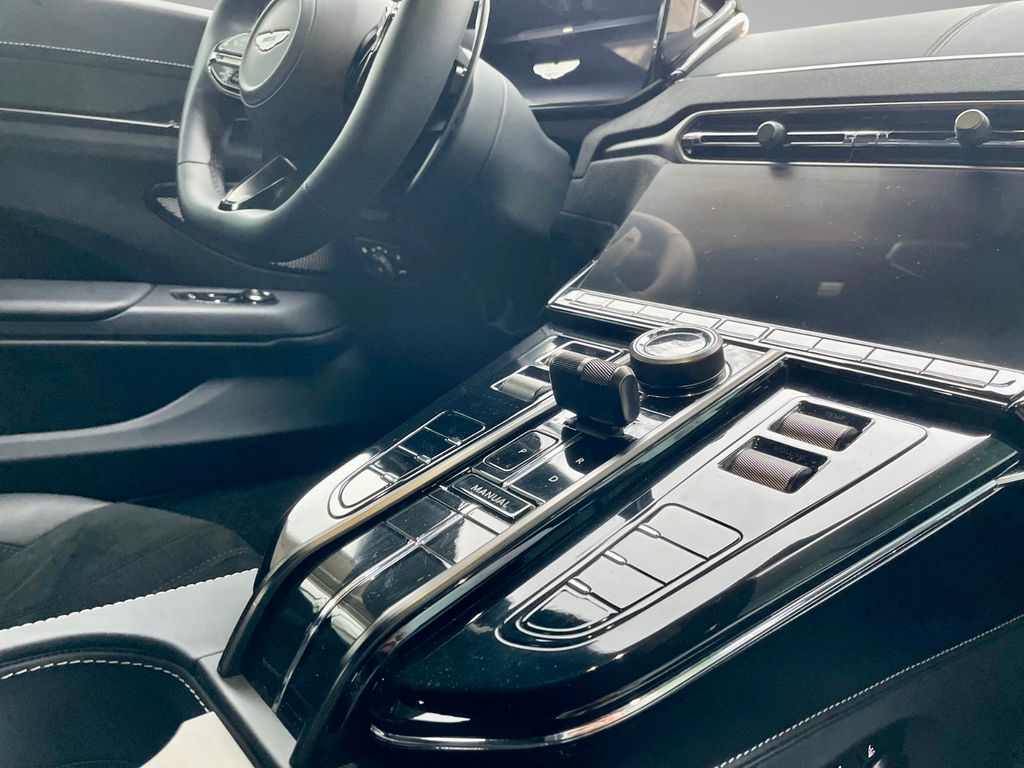 Aston Martin V8 Vantage 2024