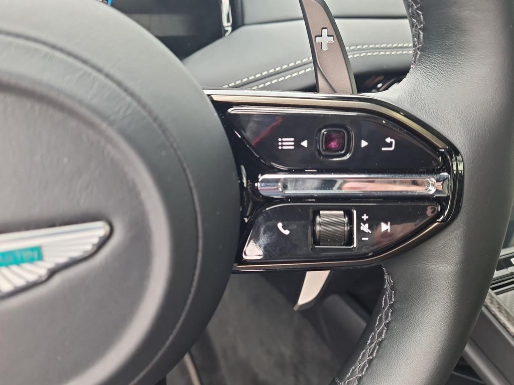 Aston Martin DB12 2024