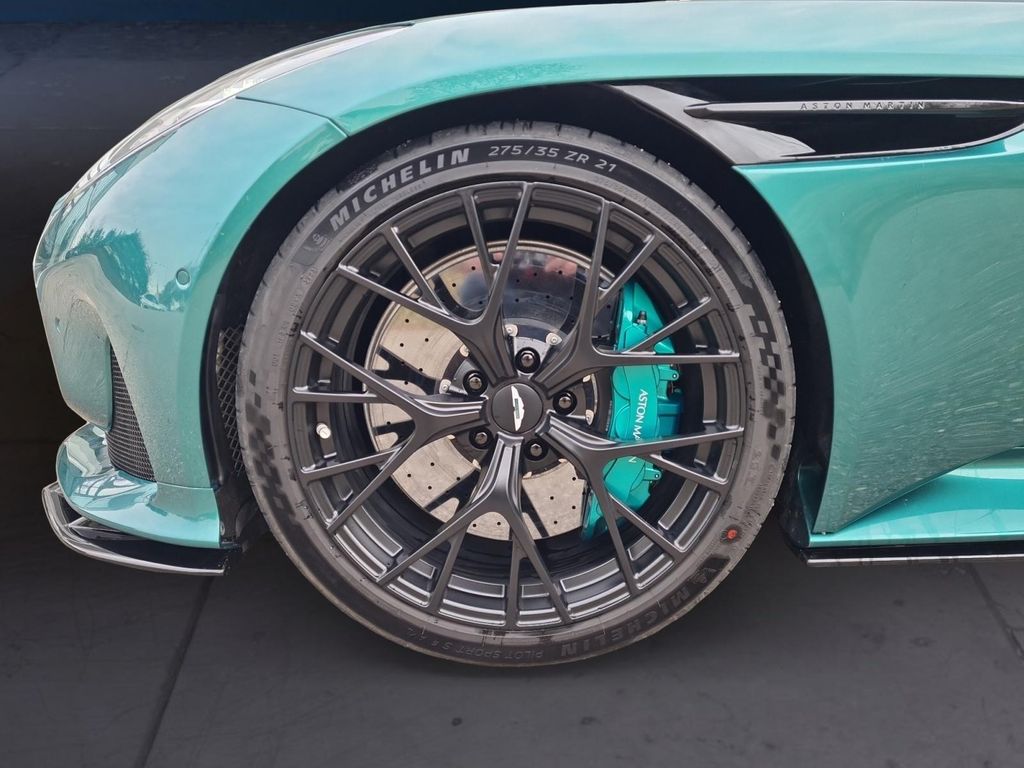 Aston Martin DB12 2024