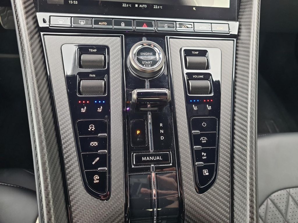 Aston Martin DB12 2024