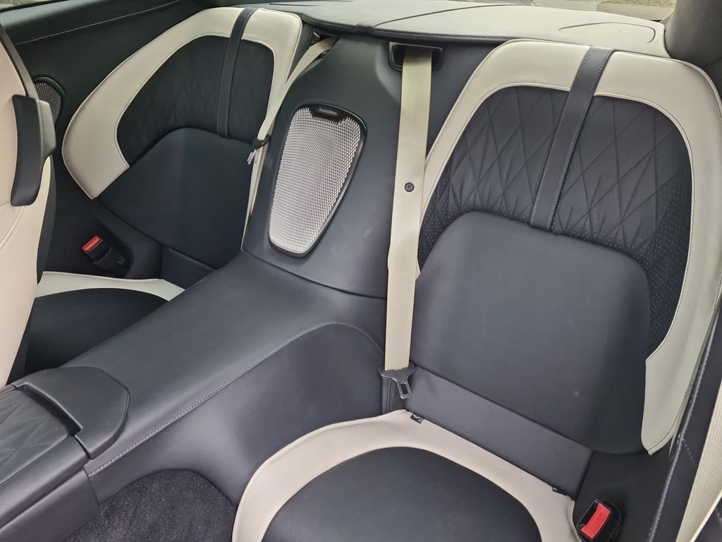 Aston Martin DB12 2024