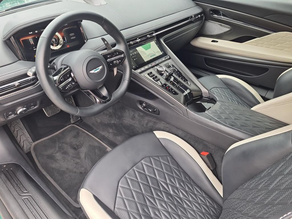 Aston Martin DB12 2024