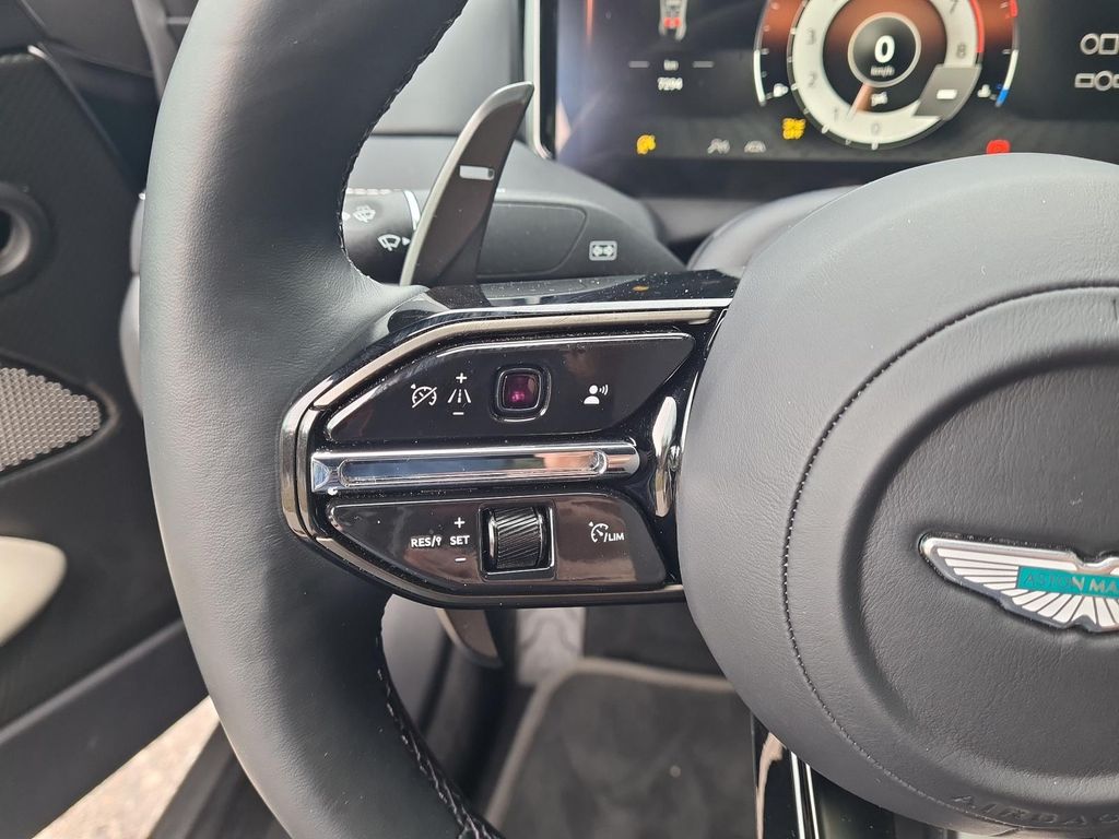 Aston Martin DB12 2024