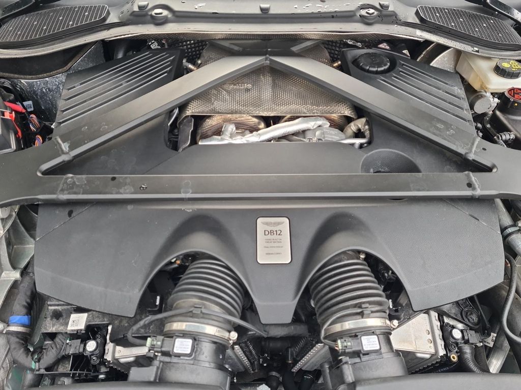 Aston Martin DB12 2024