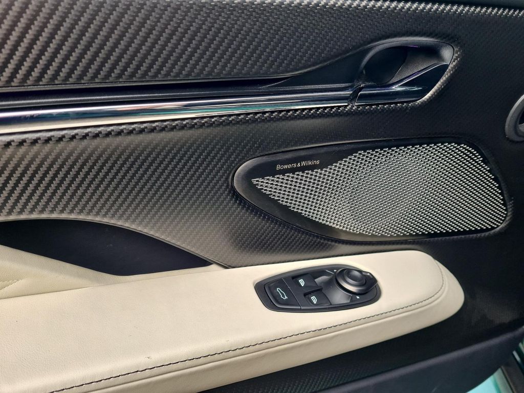 Aston Martin DB12 2024