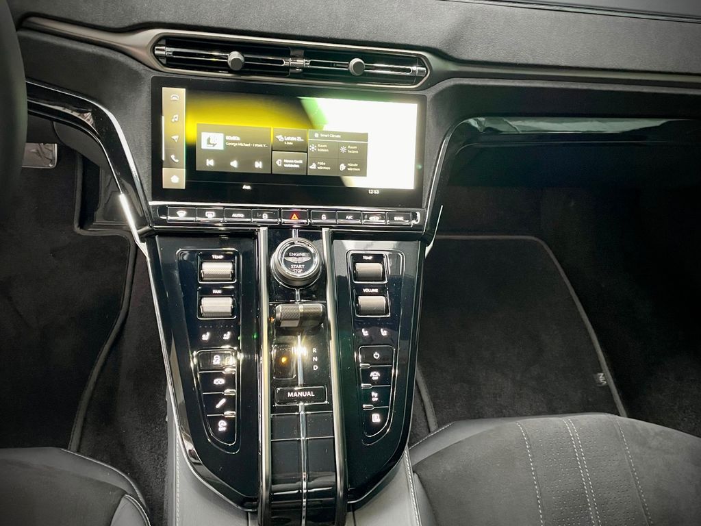 Aston Martin V8 Vantage 2024