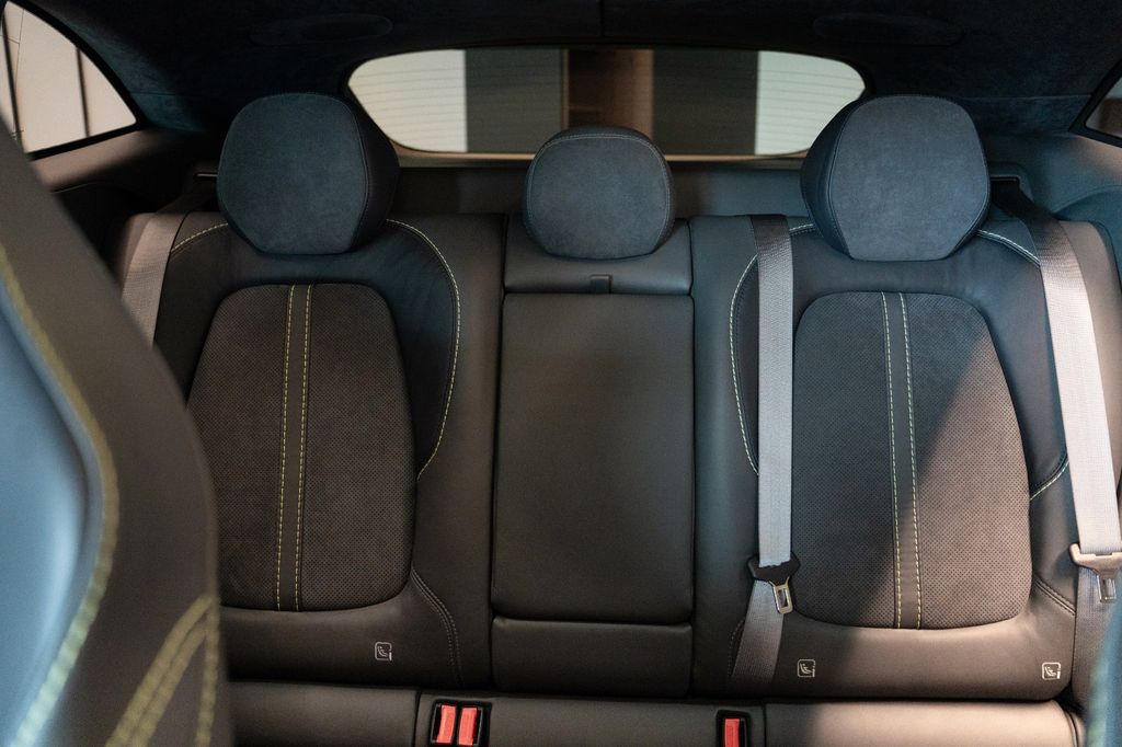 Aston Martin DBX 2024