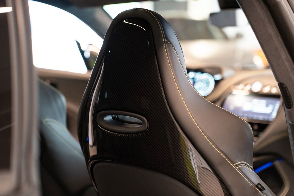 Aston Martin DBX 2024