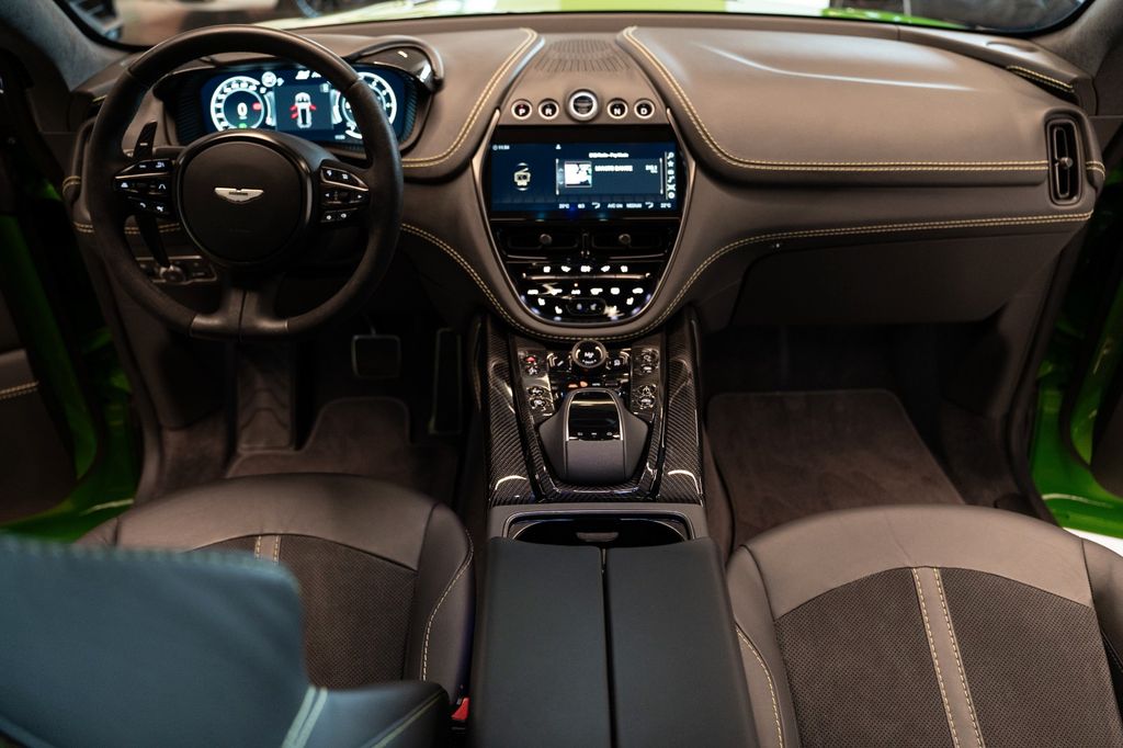 Aston Martin DBX 2024