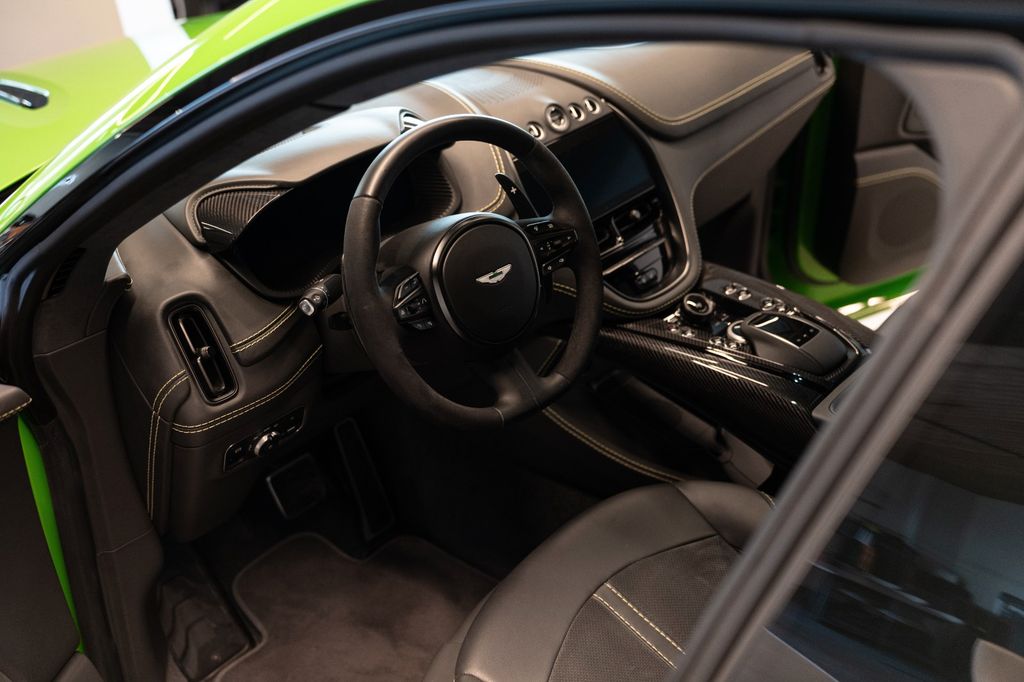 Aston Martin DBX 2024