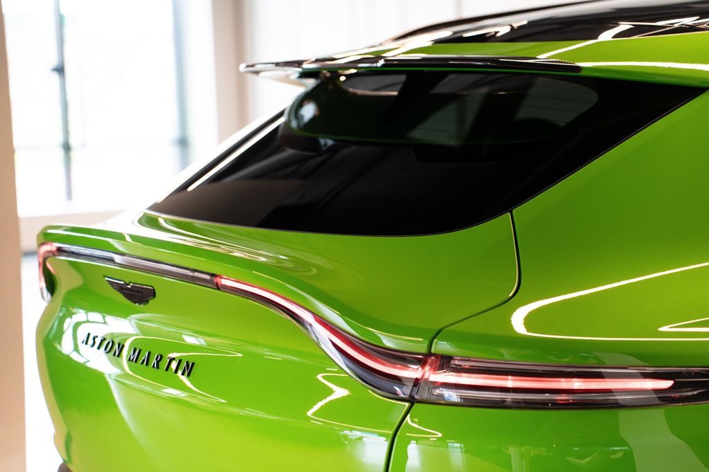 Aston Martin DBX 2024